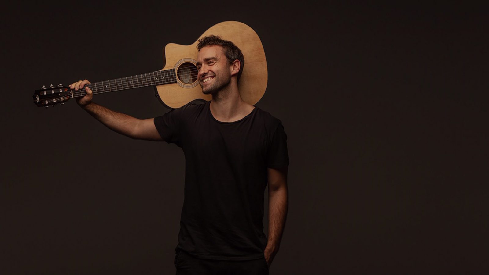 Benoby mit Gitarre
