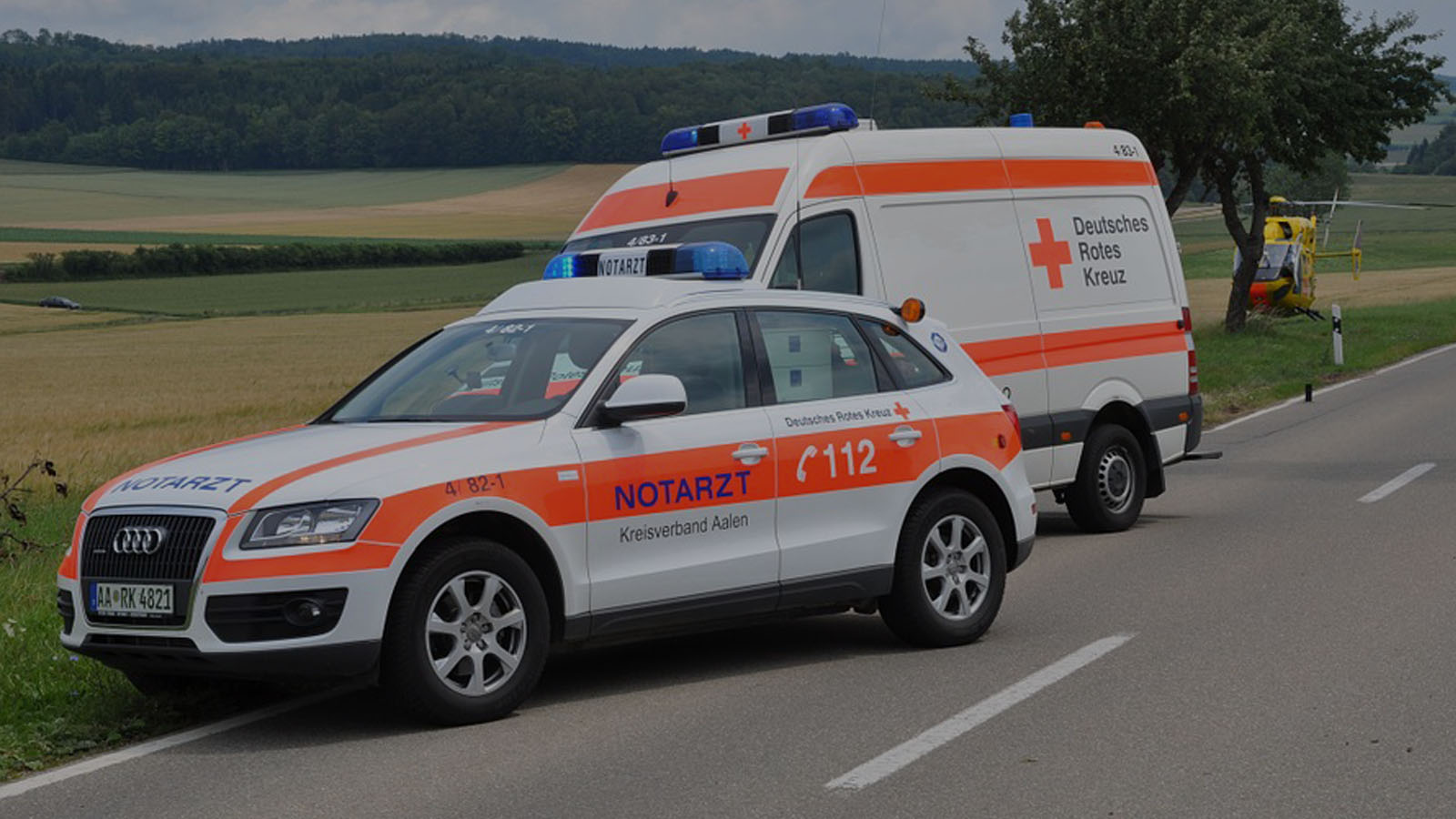 Deutsches Rotes Kreuz mit Hubschrauber an einer Straße