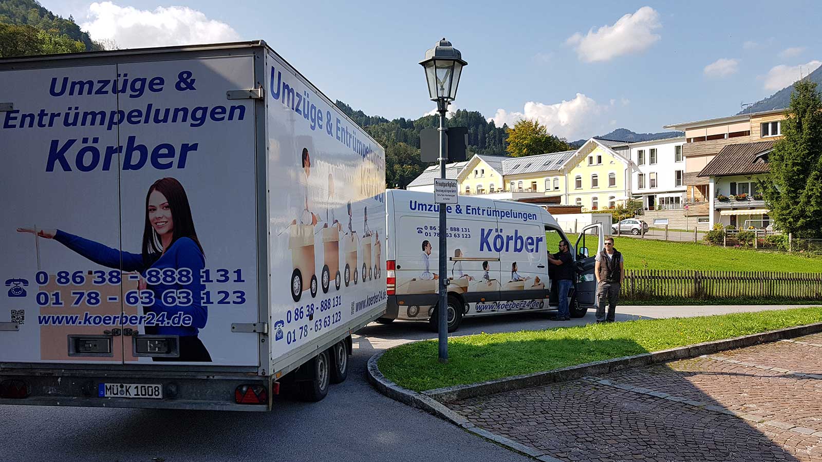 Umzugswagen von Körber Umzüge & Entrümpelungen in einem Wohngebiet